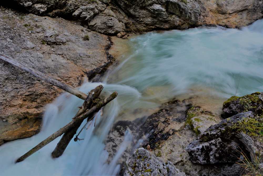 Türkisgrünes Wasser in den Gumpen der Klamm. Früher wurde hier Holz gedriftet.