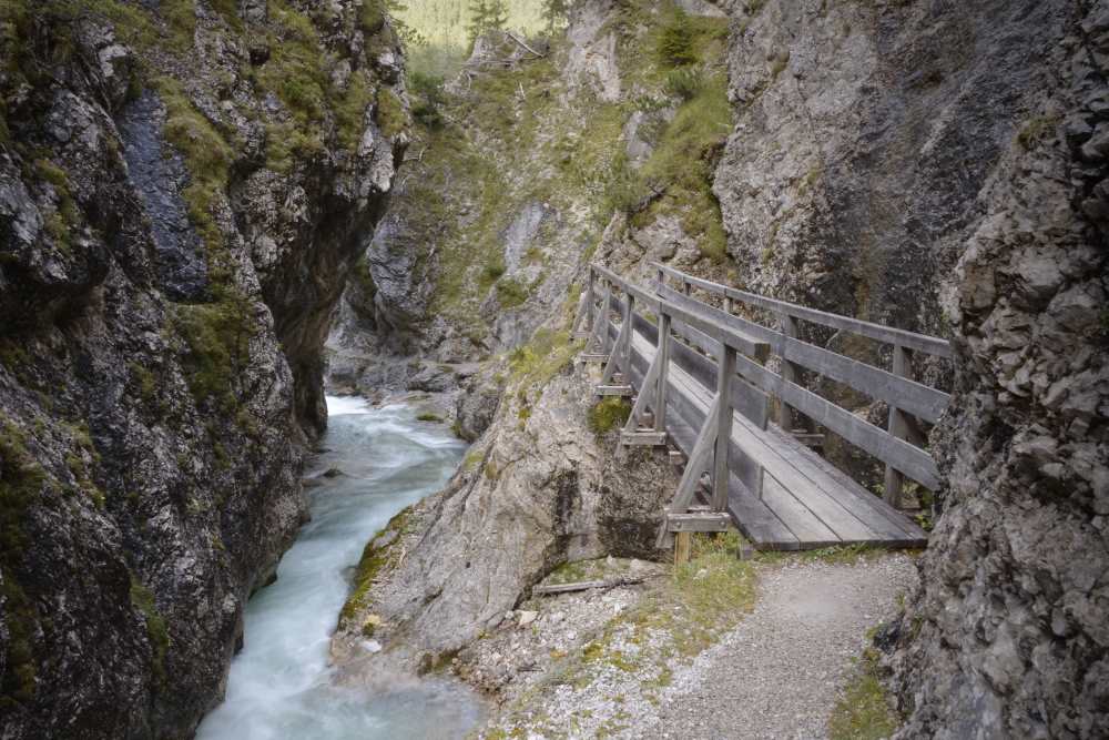 Über Brücken und auf schmalen Stegen durch die Gleirschklamm im Karwendel