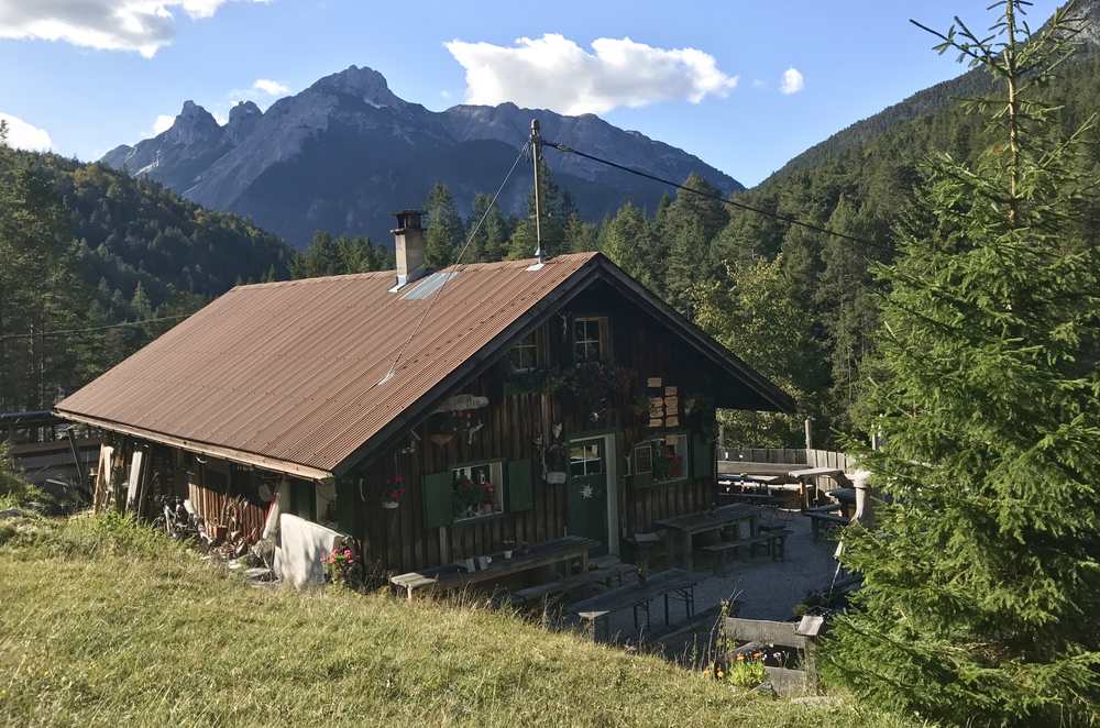 Einkehr auf der Gleirschklamm Wanderung bei der Scharnitzer Alm im Karwendel 