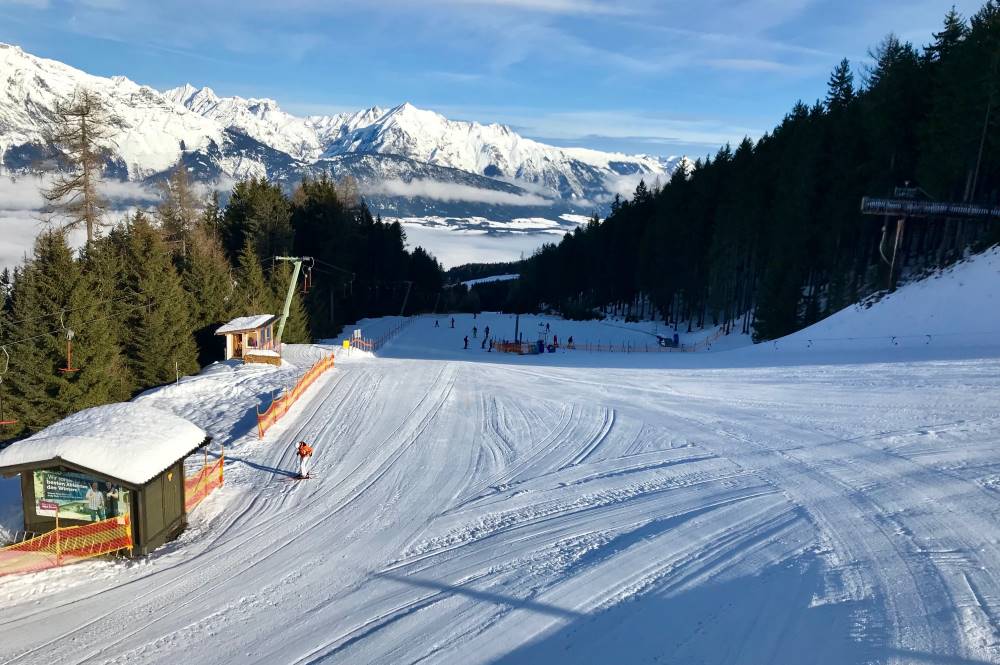 Skigebiet Glungezer: Unterhalb von Halsmarter lernen die Kinder das Skifahren auf der flacheren Skipiste