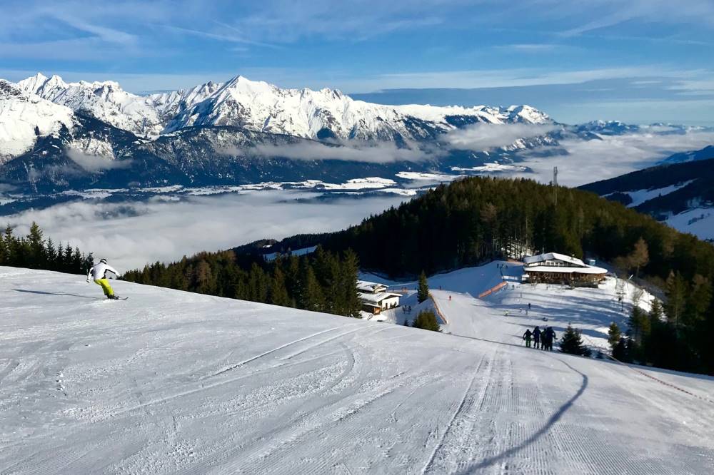 Skigebiet Hall in Tirol: Der wundervolle Ausblick im Skigebiet Glungezer auf das Karwendelgebirge in Tirol