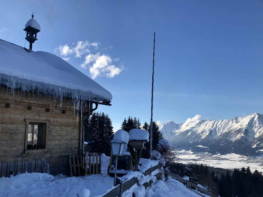 Bei der Tulfer Hütte hast du einen Traumblick auf das verschneite Karwendel