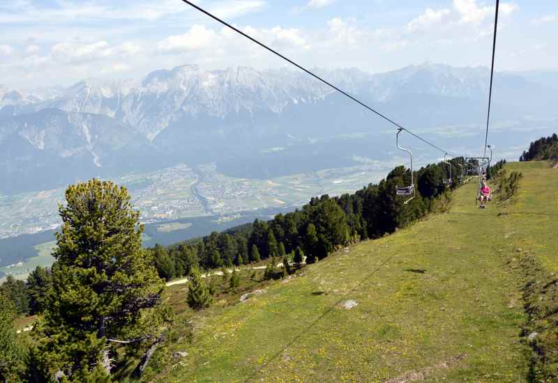 Mit der Glungezerbahn zum Zirbenweg Innsbruck fahren, samt Blick auf das Karwendel