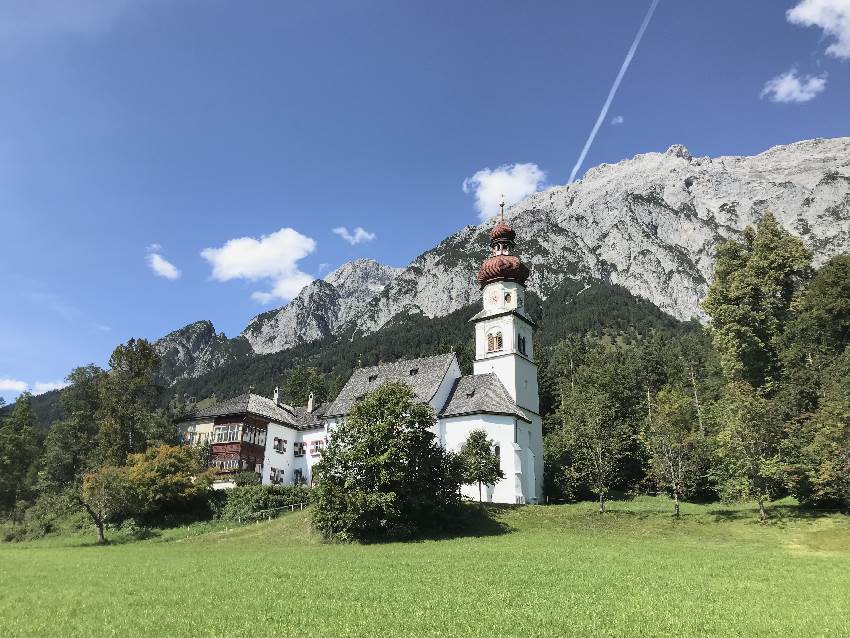 St. Michael in Gnadenwald, das Kloster beim Hotel Speckbacher mit dem schönen Karwendel