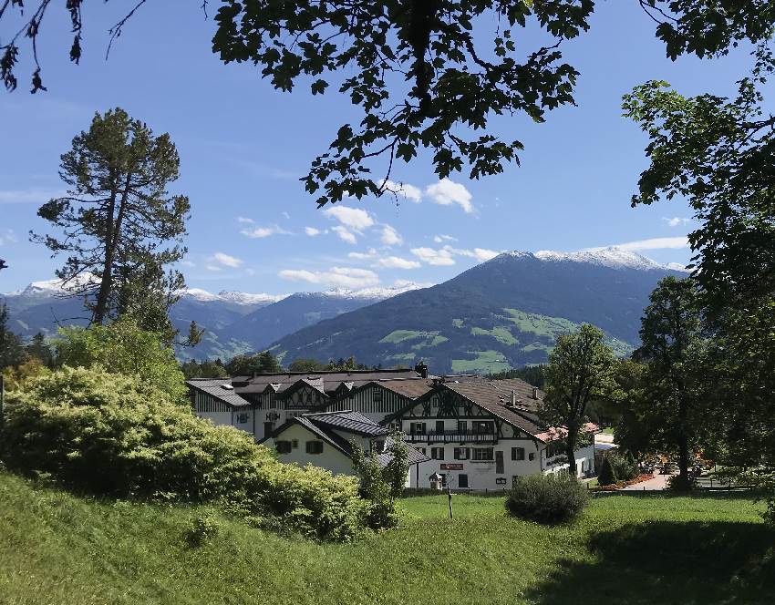 Gnadenwald Hotel - Blick über das Hotel in die Tuxer Alpen