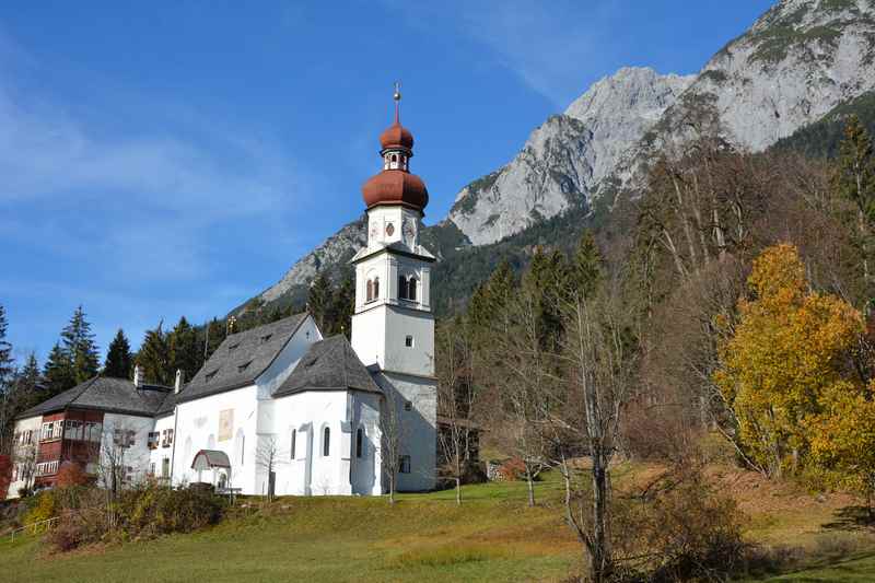 Auf dem Jakobsweg wandern zum Wallfahrtsort Gnadenwald im Karwendel