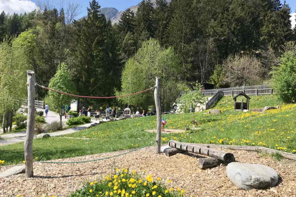 Und hier hinter diesem Spielplatz ist noch eine Lokomotive aus Holz, samt Tischen und Bänken rundherum.