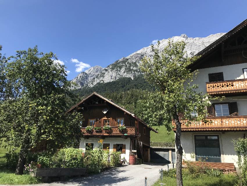 In Gnadenwald findest du noch viele schöne rustikale Bauernhäuser