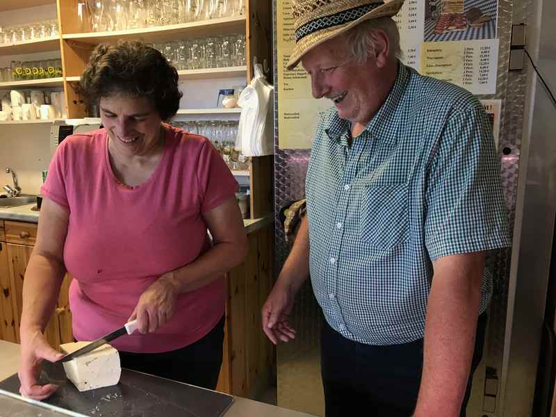 Bei Adi und Gabi in der Goas Alm - den frischen Ziegenkäse probieren oder lieber Speck mit einem natürtrüben Apfelsaft?