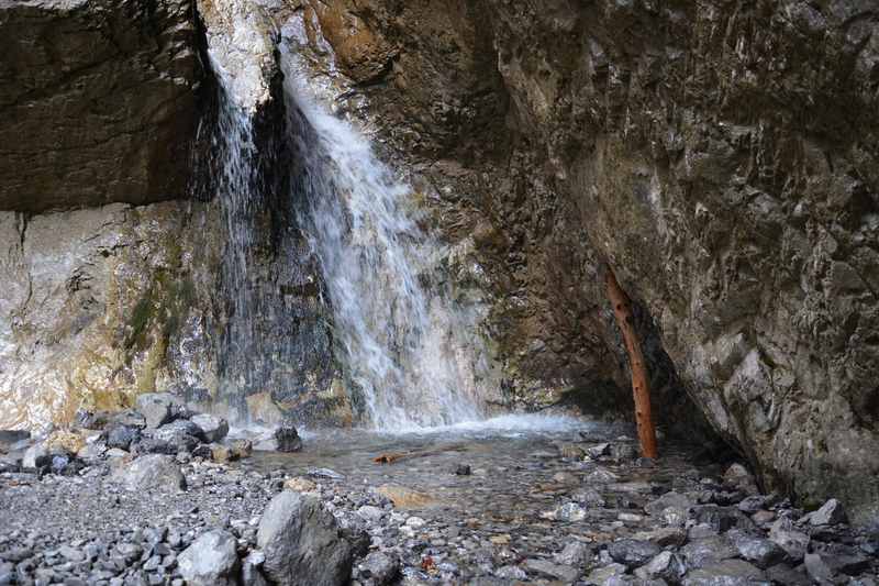 Der Gramaialm Wasserfall hat nicht so eine große Fallhöhe wie der Dalfazer Wasserfall, er ist dafür verschlungener und somit sehenswert im Karwendel