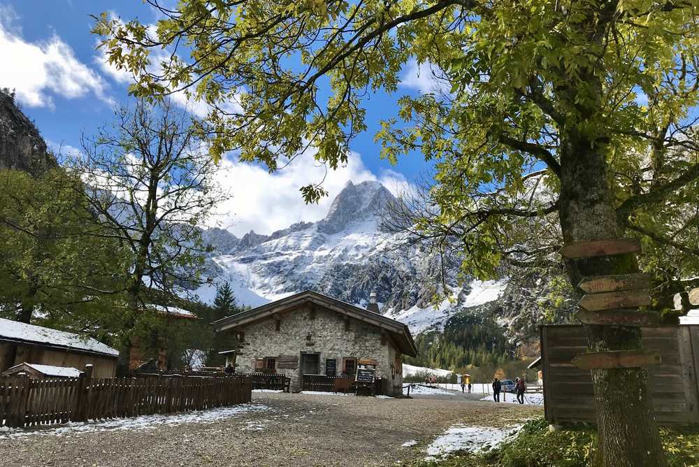 Der Herbst auf der Gramaialm - hinten in die Lamsenspitze im Schnee