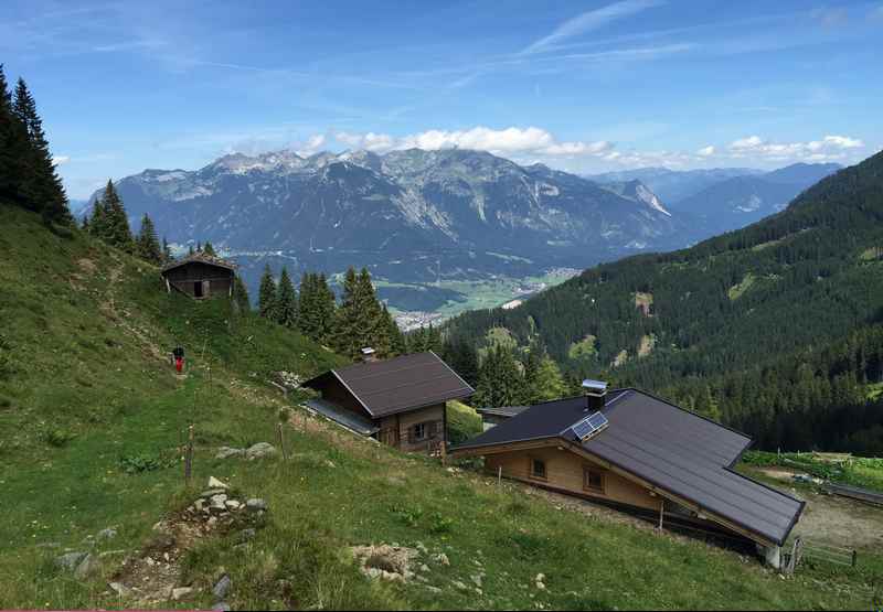 Auf der Gratzenkopf Wanderung - die Schwaderalm, hinten das Rofan