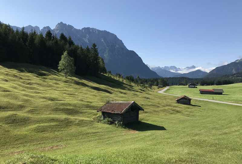 Von der Gröbl Alm geht es zuerst mit dem Mountainbike durch die Buckelwiesen, hinten im Bild das Karwendelgebirge