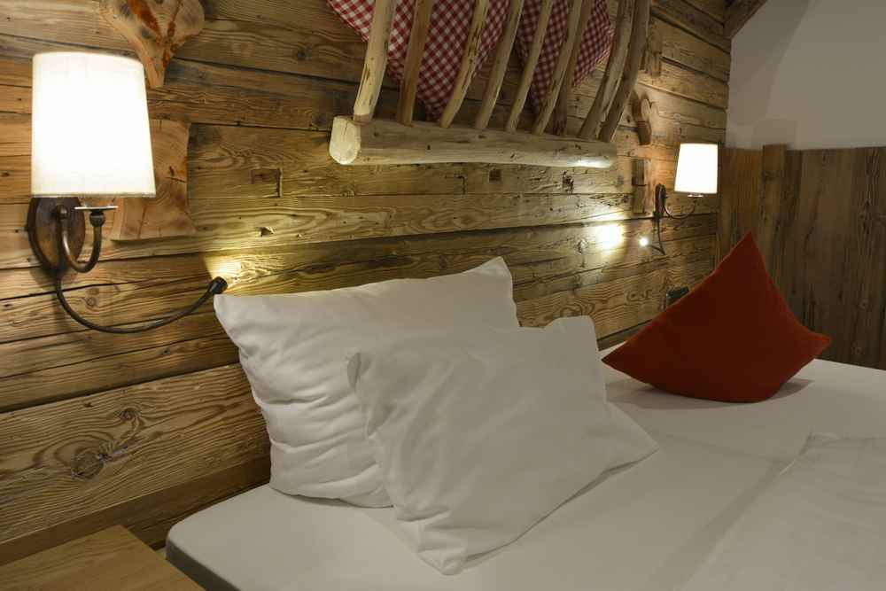 Schöne Zimmer mit viel Holz - in der Gröbl Alm in Mittenwald