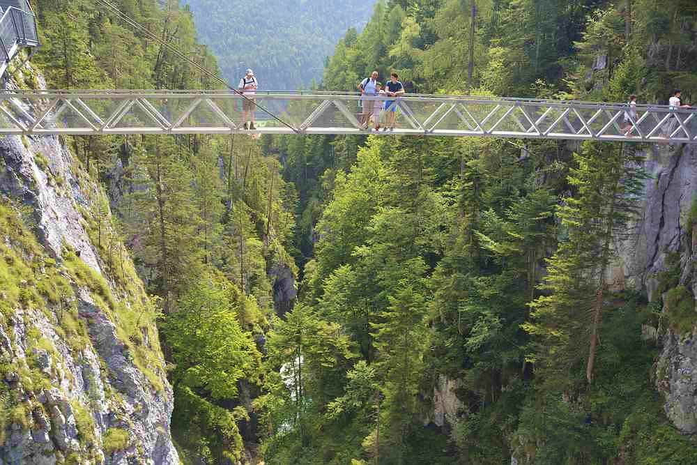 Von der Gröblalm zur Klamm in Mittenwald wandern: Die Brücke in der Geisterklamm