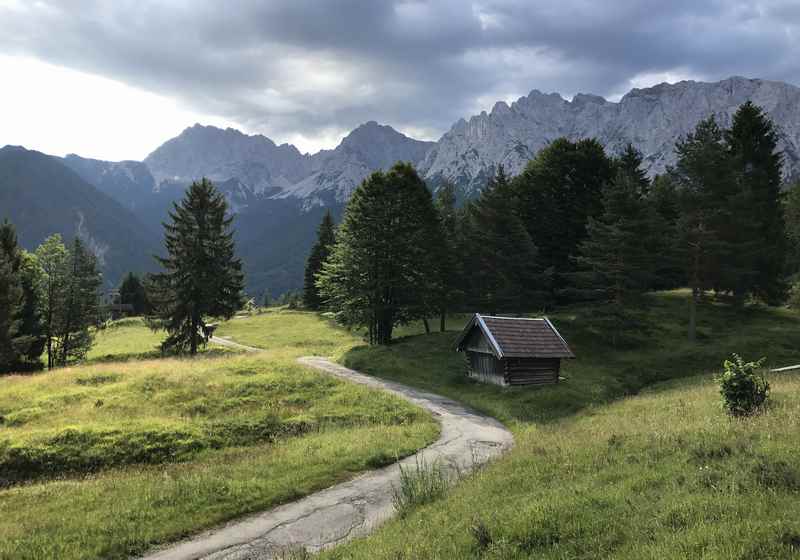 Oberhalb der Gröblalm verläuft dieser schöne Kranzberg Wanderweg mit Blick auf das Karwendel. Typisch für die Gegend sind die Heuhütten aus Holz. 