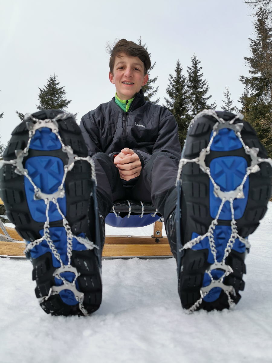 Gehört für uns zur Rodelausrüstung dazu. Die Snowline Grödel