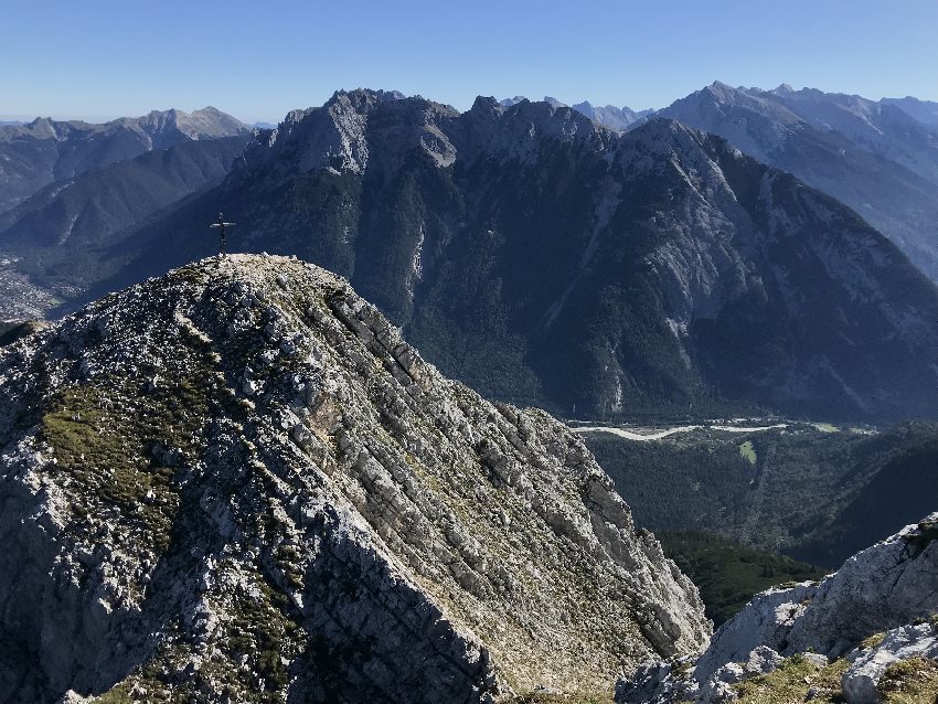 Vorne die Große Ahrnspitze, hinten die steilen Flanken des Karwendel bei Mittenwald