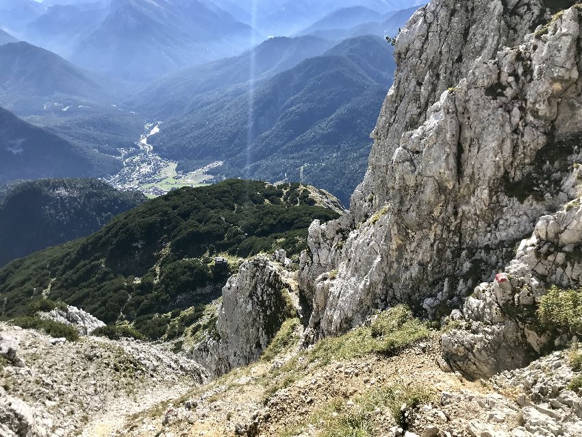 Was für ein Blick: Beim Aufstieg siehst du unten Scharnitz