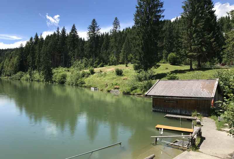 Am Grubsee gibt es ein offizielles Standbad mit Kabinen und Kiosk, in Krün beim Karwendel