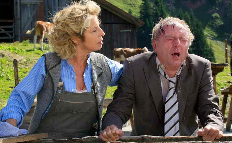 Auch Günther Maria Halmer spielt mit. Der Trog mit dem kalten Bergwasser dient sonst den Kühen auf der Rotwandalm als Tränke. Foto: Filmproduktion