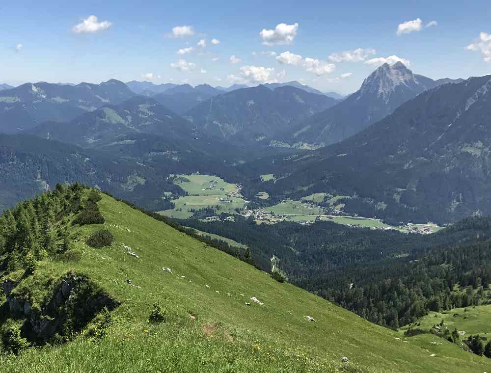 Der Guffert - rechts hinten die markanten Spitzen - von der Hochplatte aus gesehen