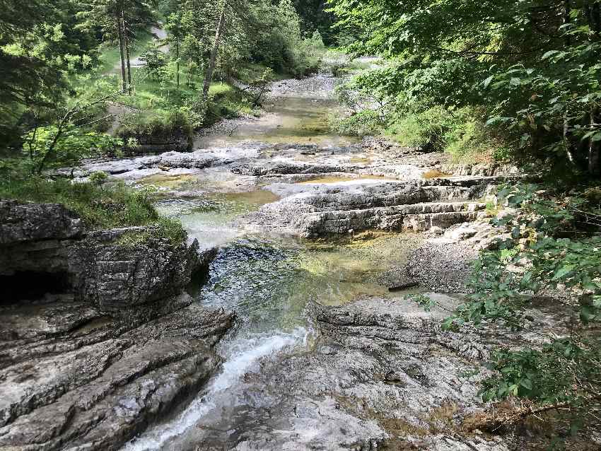 So wildromantisch ist es zum Mountainbiken im Eschenlainetal, samt Gumpen - das mag ich! 