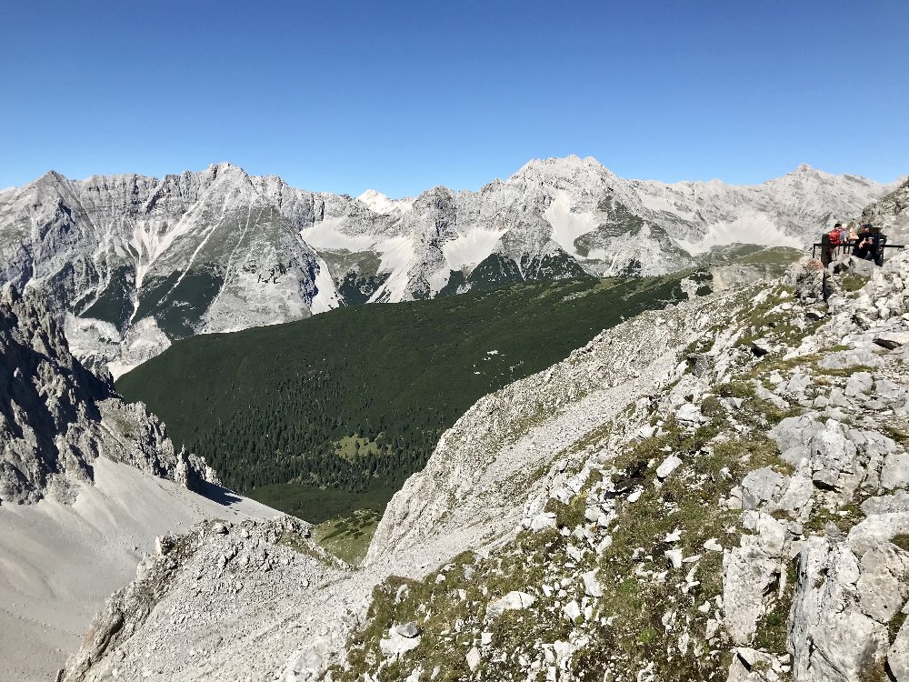 Das ist der Ausblick von oben am Hafelekar auf die Spitzen im Karwendel