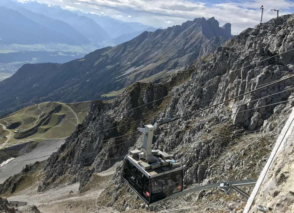 Mit der Hafelekarbahn geht es ganz hinauf ins Karwendel - auf 2256 Meter Seehöhe 