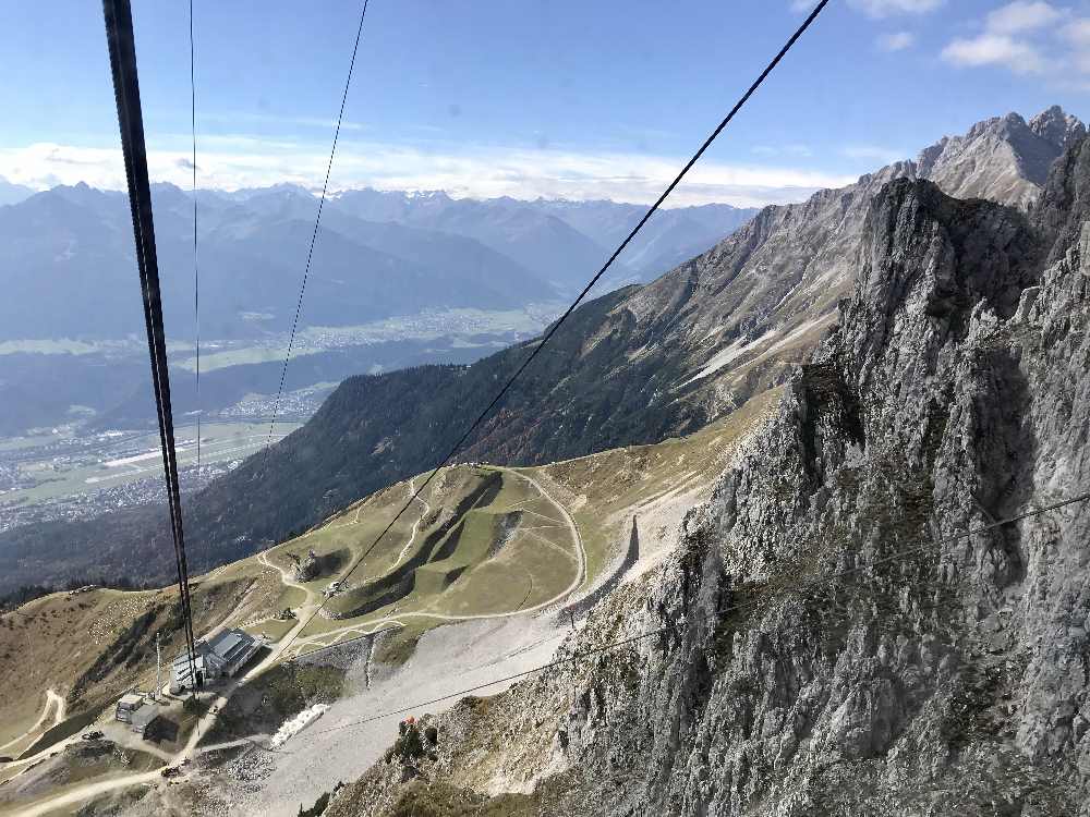 Steil und nah an die Felsen - die Hafelekarbahn auf der Nordkette in Innsbruck am Hafelekar