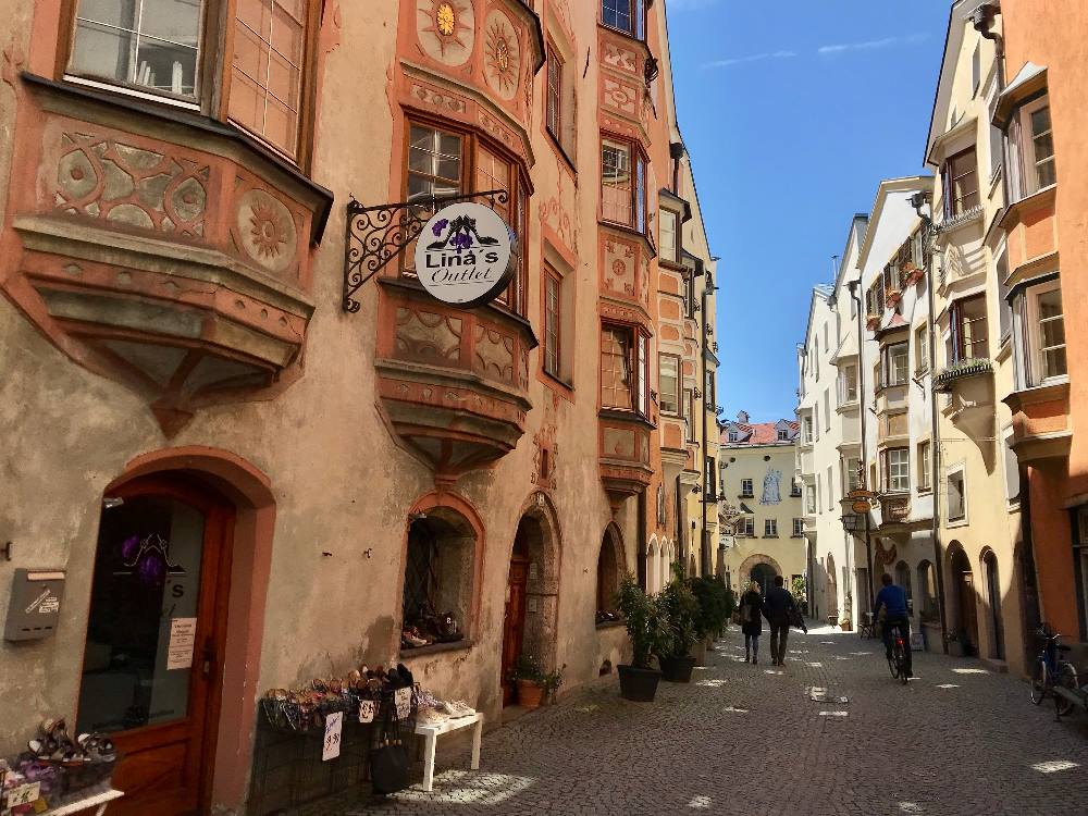 Hall Tirol - das ist eine der romantischen Gassen in der Altstadt