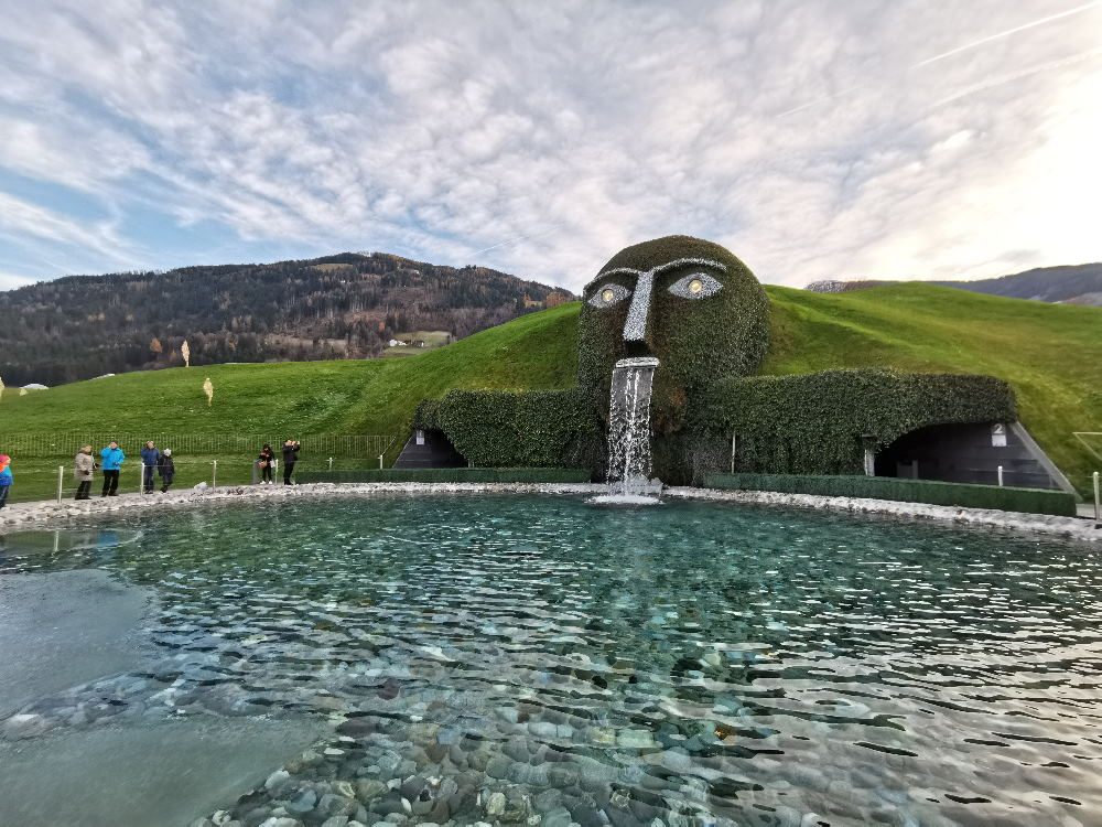 Hier ist der Eingang in den Riesen mit den Wunderkammern - Top Regenwetter Ausflugsziel in Tirol