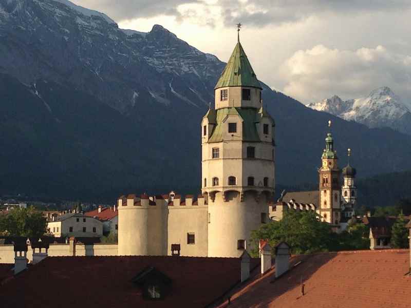 Mächtige Türme zieren die Altstadt von Hall in Tirol, hier die Münze