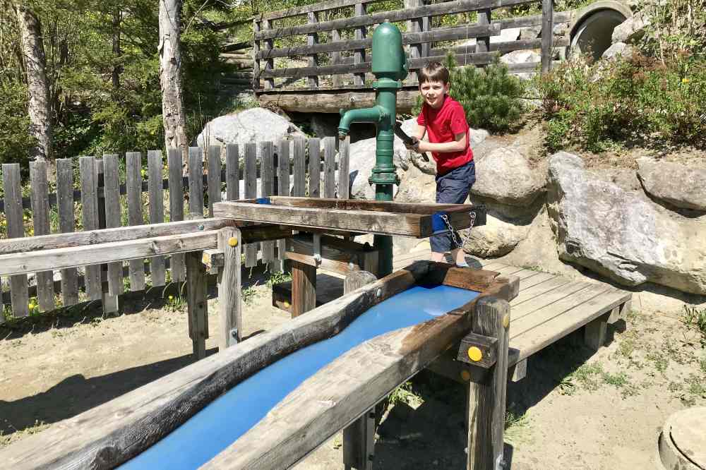 Zum Spielplatz im Halltal gehört auch ein Wasserspielplatz dazu.