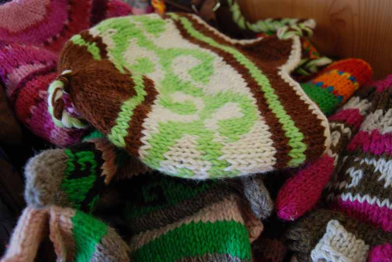 Der Verkauf auf der Weidener Hütte: Handgestrickte Mützen aus Nepal
