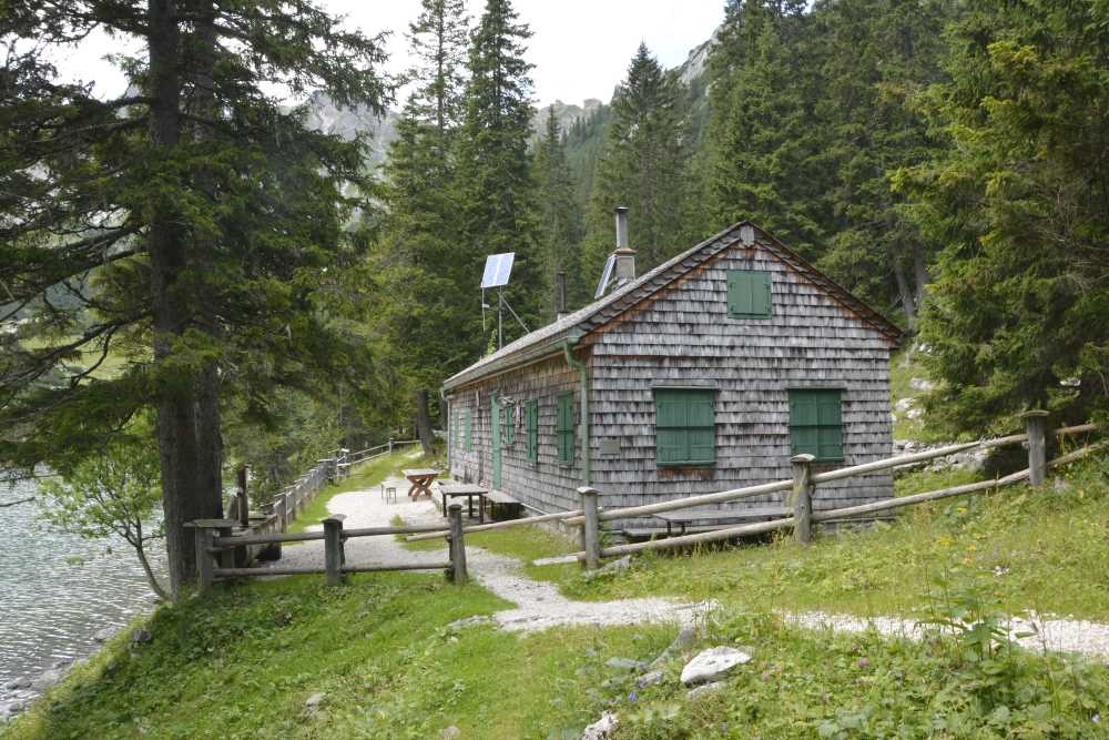 Die heutige Hans Mertel Hütte am Soiernsee diente früher den Pferden des Königs als Unterstand