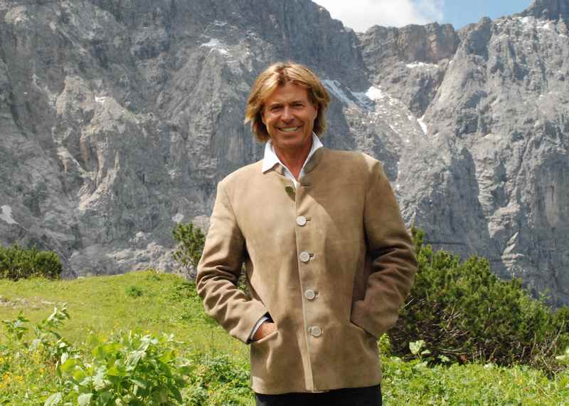 Hansi Hinterseer bei Dreharbeiten für seine Fernsehsendung im Karwendel