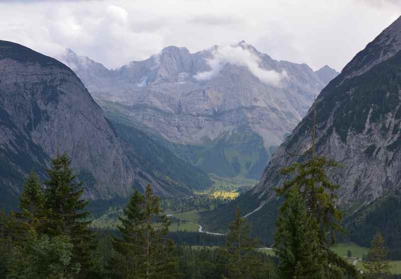 Der Blick von der Hasentalalm auf den Ahornboden im Naturpark Karwendel