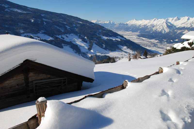 In Weerberg rodeln - von der winterlich verschneiten Hausstatt beginnt unsere Rodeltour