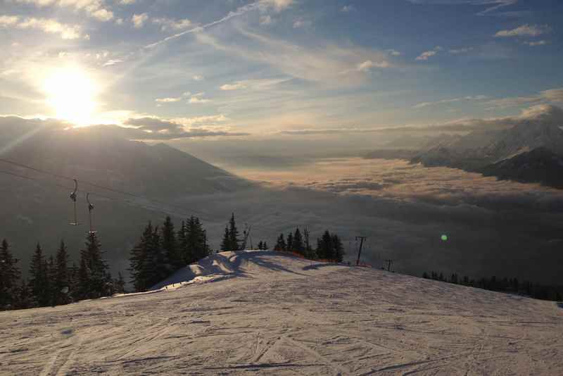 Sonnenuntergang am Hecherhaus - Blick auf die Skipiste des Kellerjoch