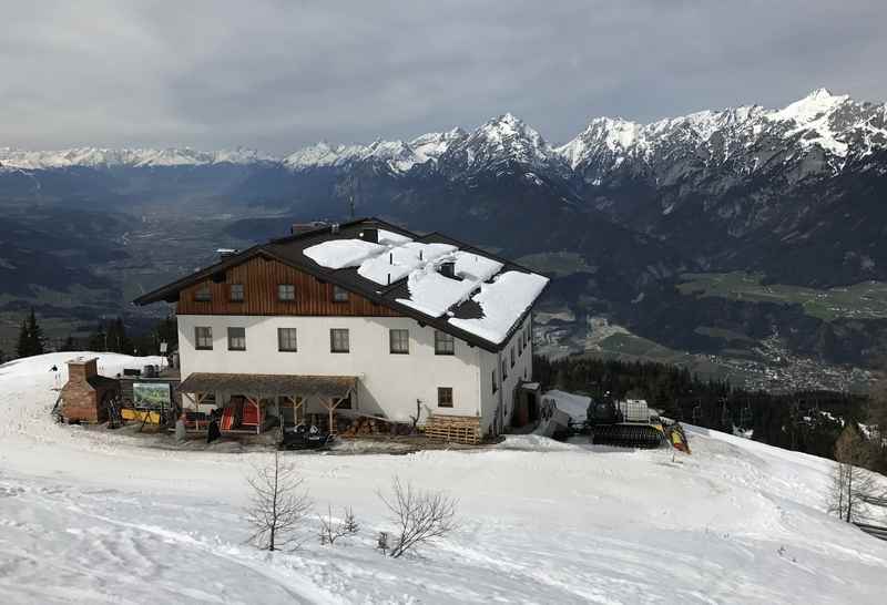 Die Skitour führt beim Hecherhaus vorbei in den freien Skiraum der Tuxer Alpen