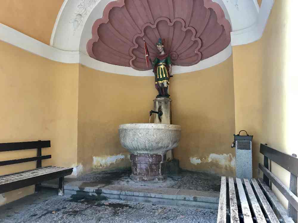 Aus diesem prunkvollen Brunnen sprudelt das Heilwasser neben der Maria Larch Kapelle