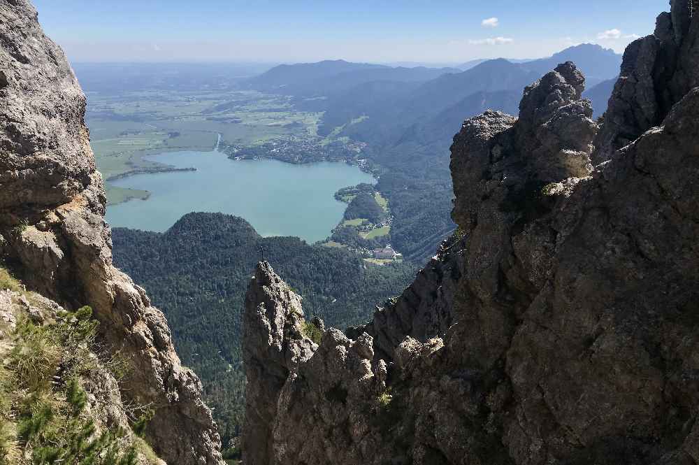 Blick vom Steig auf den Heimgarten auf den Kochelsee