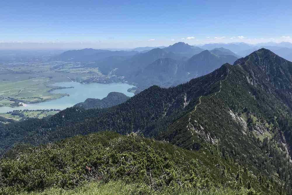 Auf dem Heimgarten Gipfel - mit Blick auf den Grat zum Herzogstand, links unten der Kochelsee