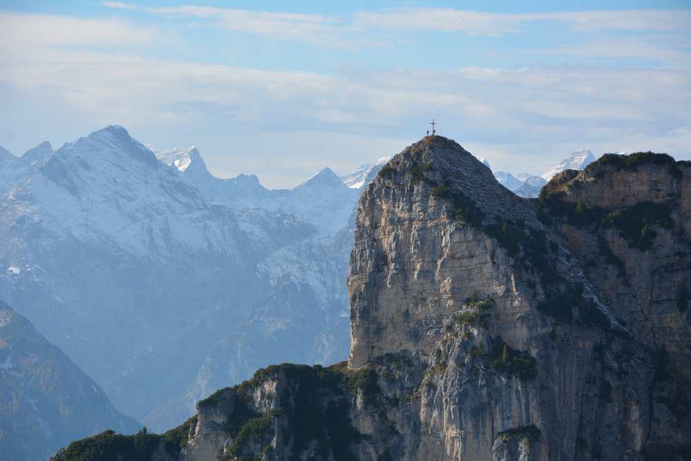 Die Karwendel Bergspitzen sind im Herbst schon leicht mit Schnee angezuckert