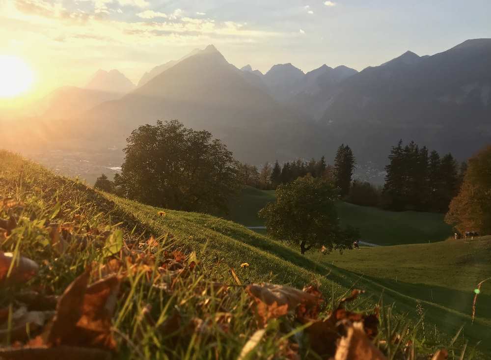 Der Sonnenuntergang im Herbsturlaub mit den bunten Blättern ist besonders intensiv 