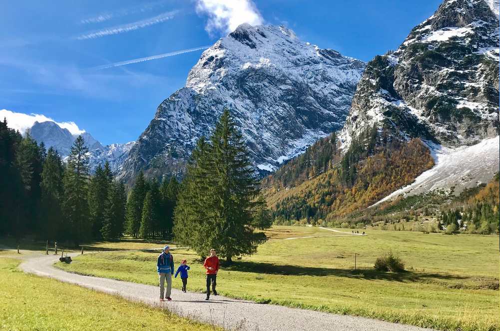 Im Herbst wandern mit Kindern: Wunderschön ist die Familienwanderung von der Falzthurnalm zur Gramaialm im Karwendel