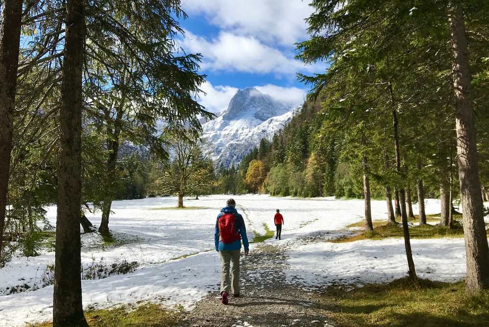 Je weiter wir in das Falzthurntal hinauf wandern, desto mehr Schnee liegt im Talboden