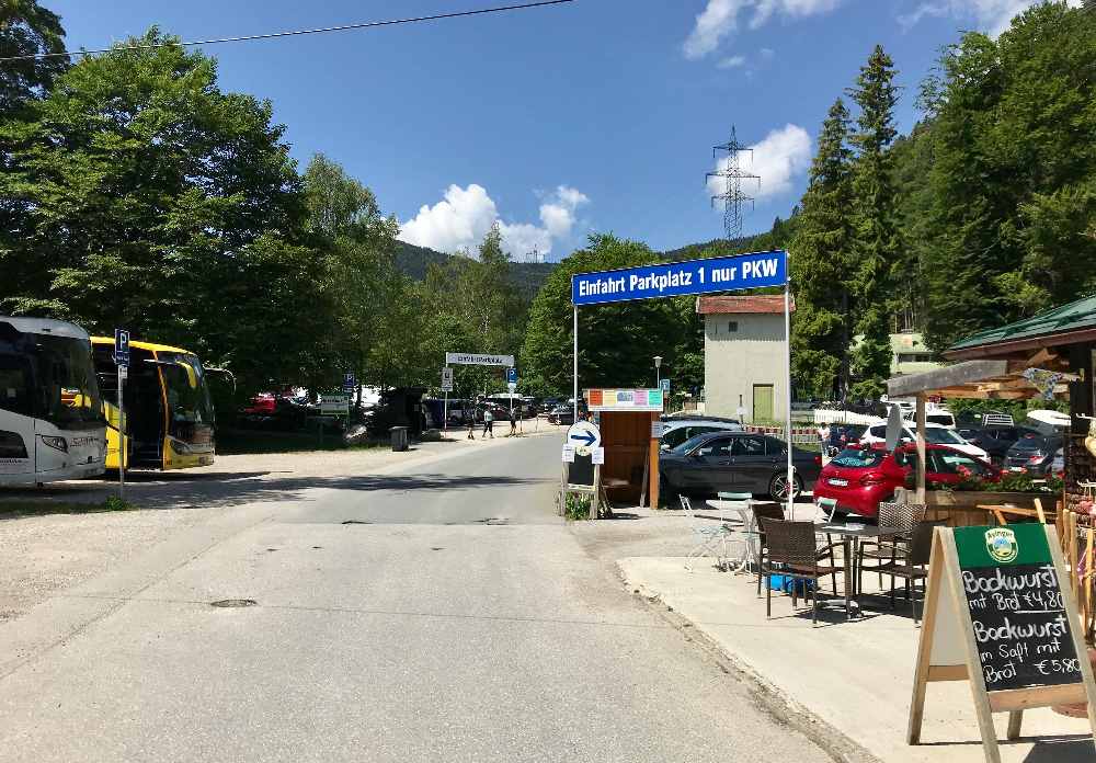 Das ist der Parkplatz am Herzogstand. Hier beginnt die Herzogstandbahn und der Wanderweg.