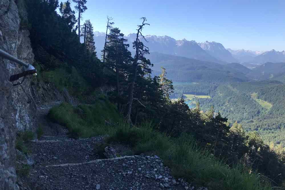 Der Blick zurück - auf das Karwendel scheint schon die Sonne